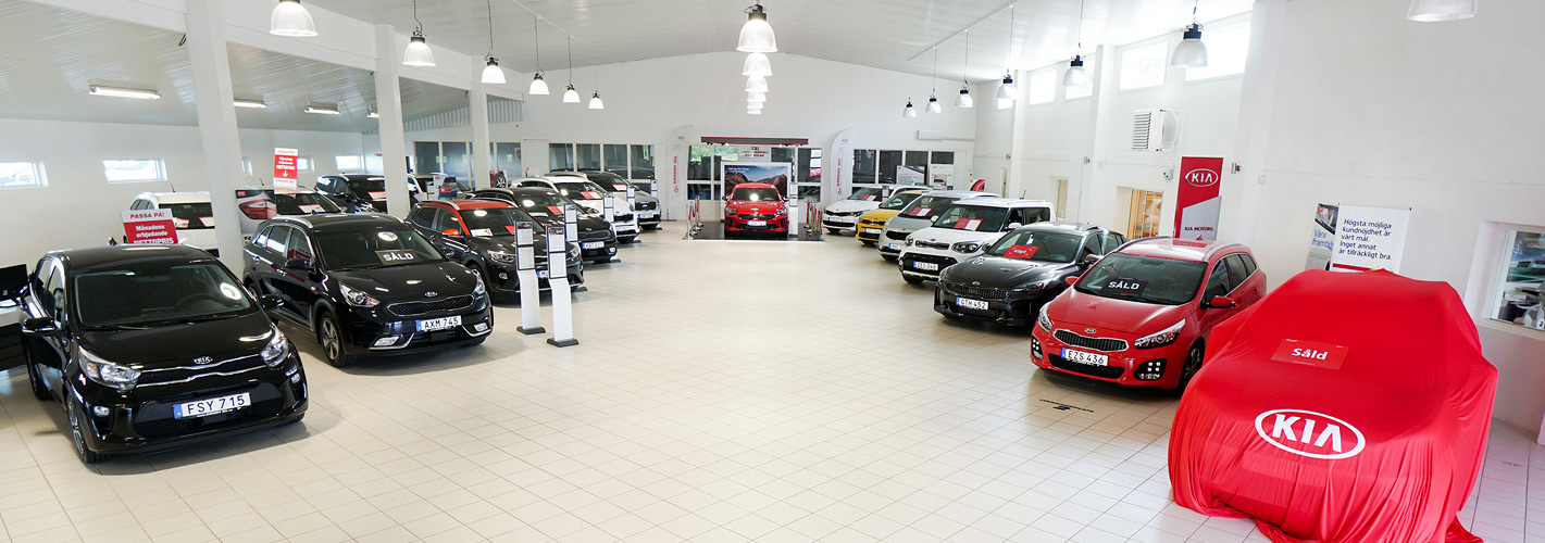 Bilhandlare pratar med kund om bilaffär